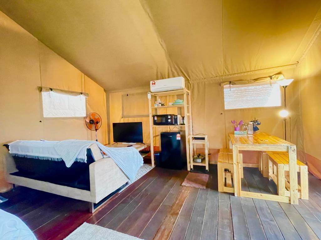 Rembulan Escape - Beachfront Safari Tent Kampung Penarik Exterior photo