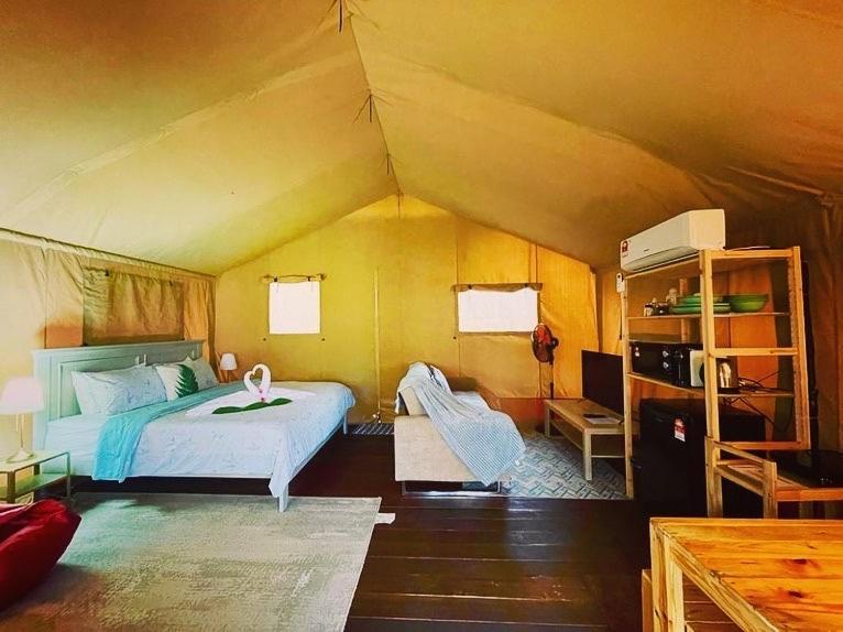 Rembulan Escape - Beachfront Safari Tent Kampung Penarik Exterior photo