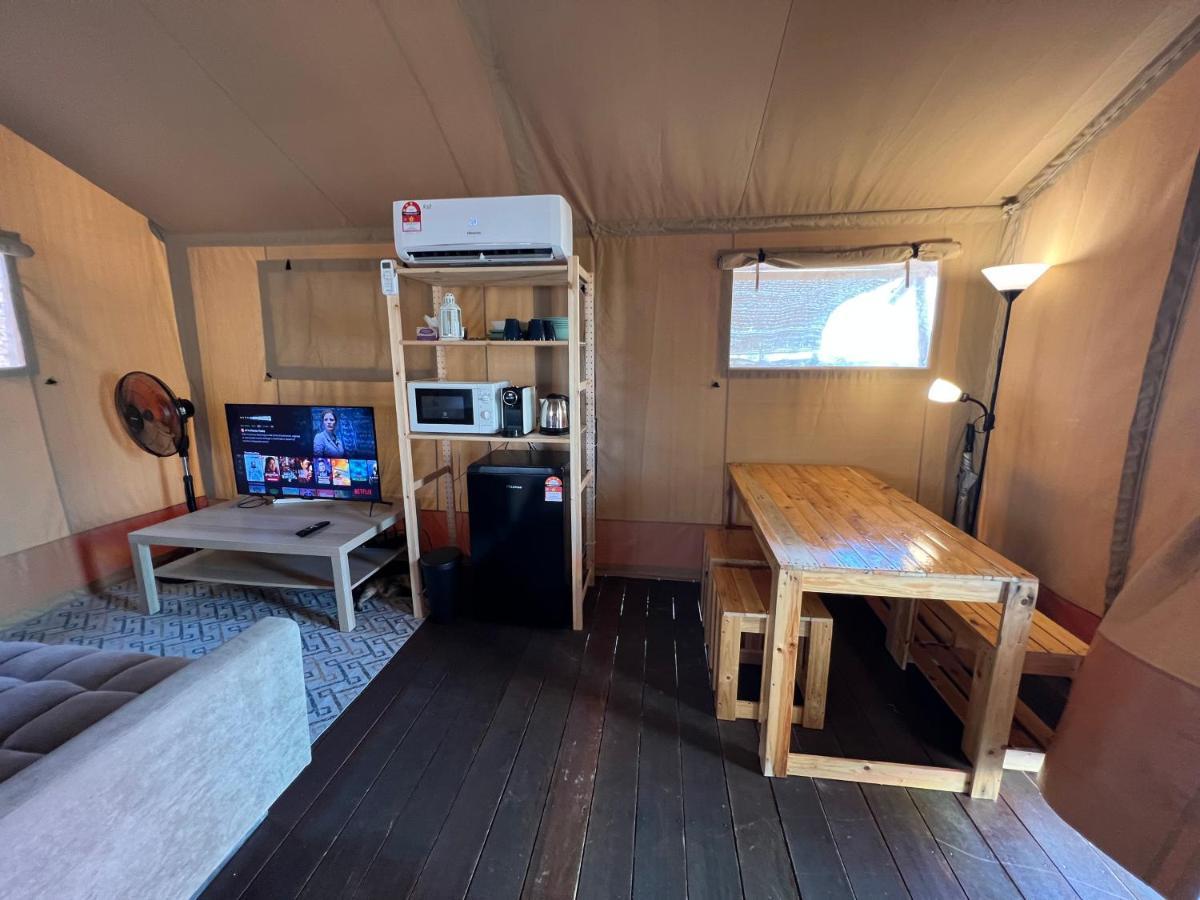 Rembulan Escape - Beachfront Safari Tent Kampung Penarik Exterior photo